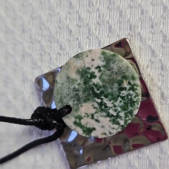 GREEN STONE AND METAL WITH PULL CORD NECKLACE - Picture 8 of 8
